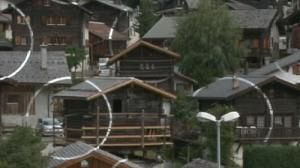 Des cercles, entiers ou en fragments, sur des chalets suisses