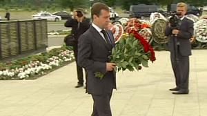 Medvedev visits South Ossetia for commemoration