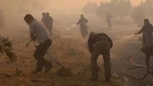 Grèce: les pompiers reprennent la main face aux flammes à la faveur d’une accalmie