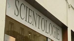 Preoccupazione e rabbia in Francia dopo la scoperta della “legge salva-Scientology”