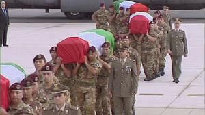 Emotion et hommage en Italie pour le retour des six soldats tués en Afghanistan