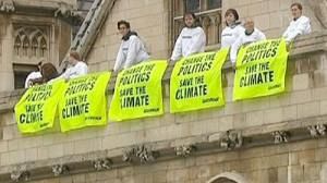 Réchauffement climatique : des militants écologistes sur le toit du Parlement britannique