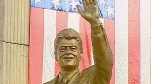 Bill Clinton in Kosovo to unveil statue
