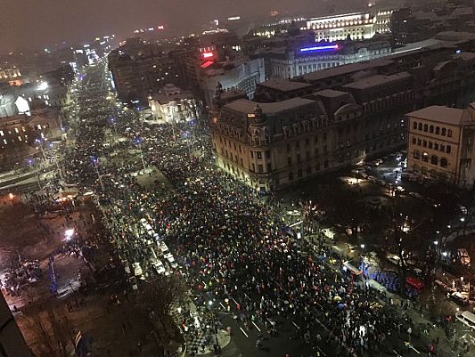 Romanians stage anti-corruption protests in Bucharest (euronews.com)