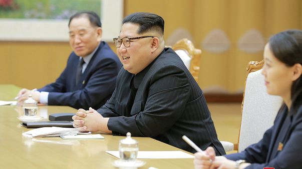 Kim Jong Un et délégation sud-coréenne.