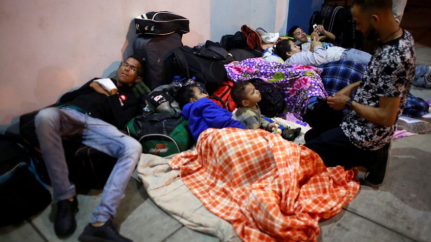 Venezolanos en el Centro de Servicios Fronterizos en Tumbes, Perú.