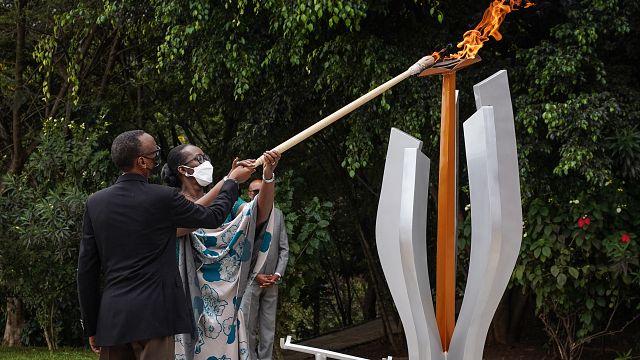 Paul  Kagamé allume la flamme au mémorial du génocide