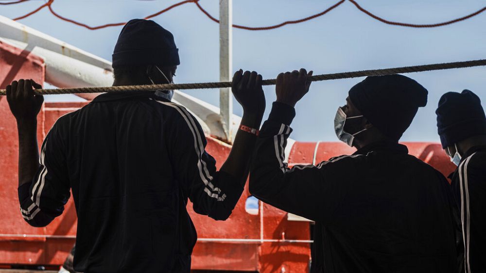 Hundreds of migrants headed for Italy after being rescued at sea - NewsOpener Hundreds of migrants headed for Italy after being rescued at sea