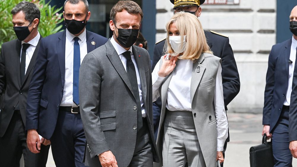 Emmanuel Macron slapped in face during visit to southern France - NewsOpener Emmanuel Macron slapped in face during visit to southern France