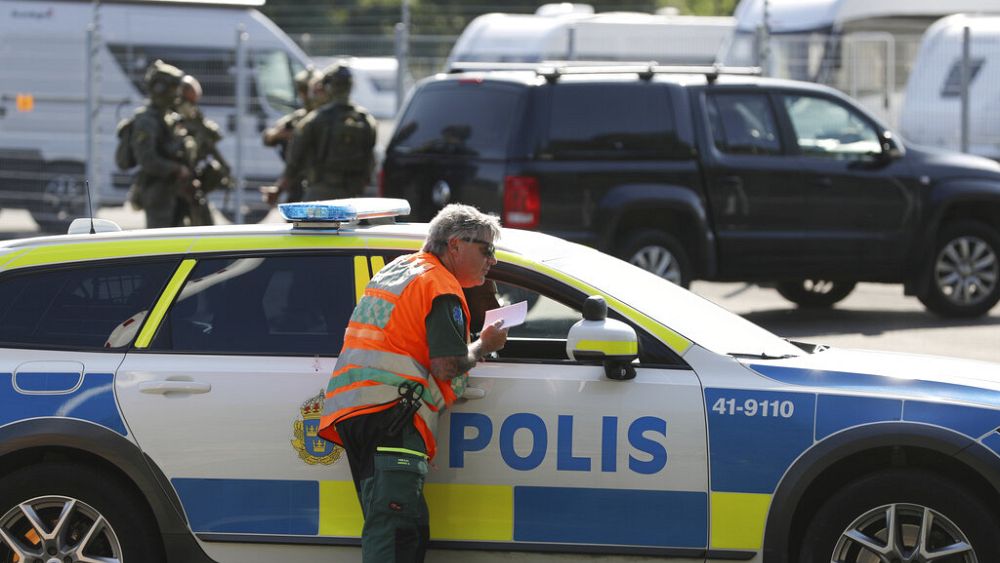 Guards freed after hostage-taking by inmates at Swedish prison - NewsOpener Guards freed after hostage-taking by inmates at Swedish prison