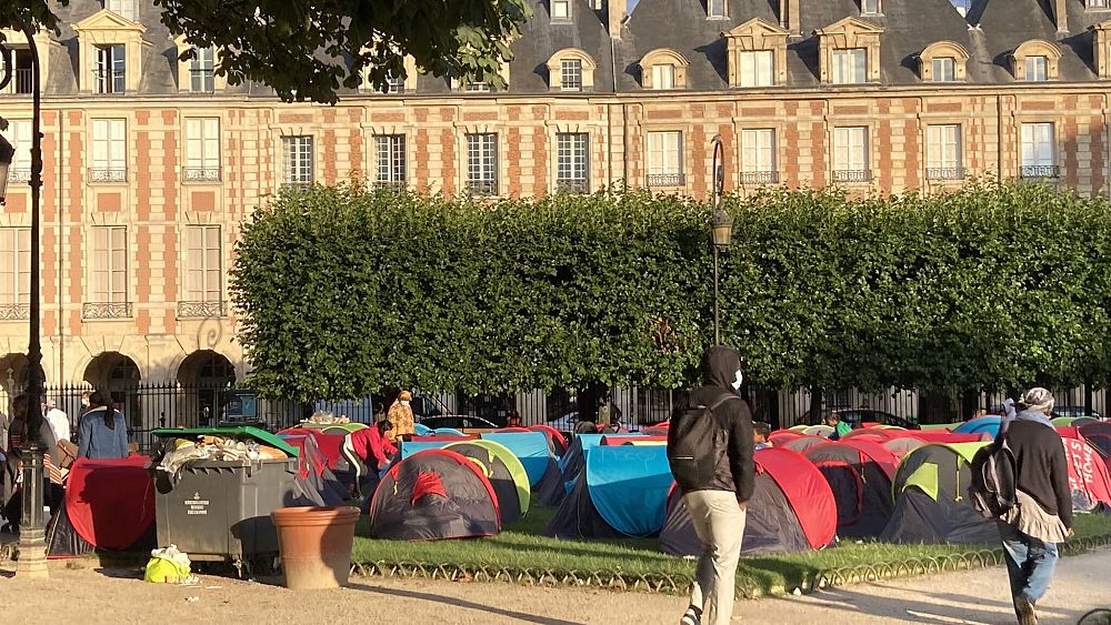Paris moves hundreds of homeless people from central square - breaking news now Paris moves hundreds of homeless people from central square