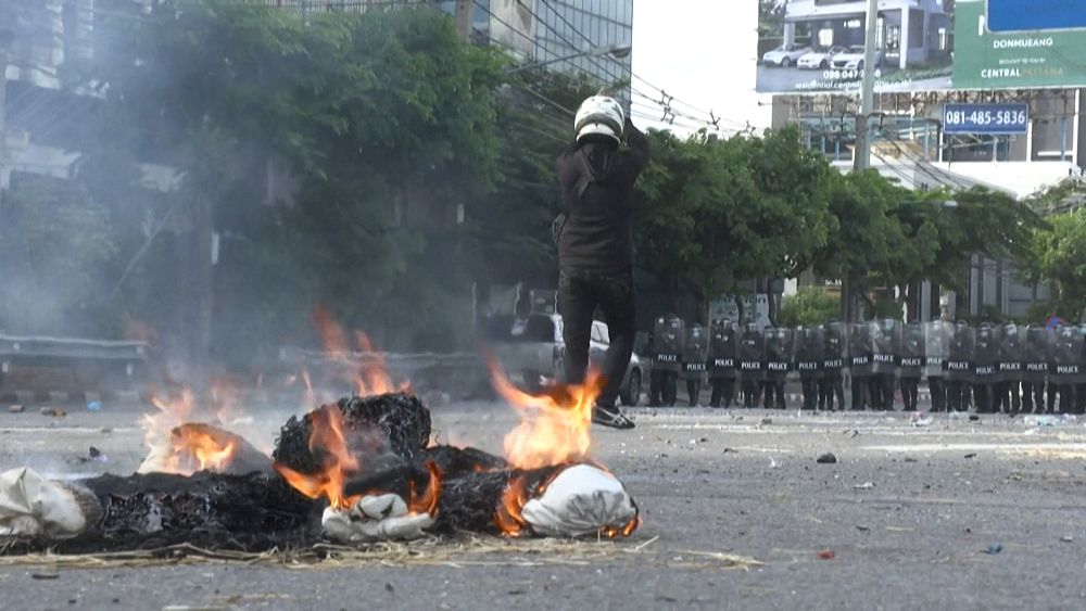 Thai police fire rubber bullets, tear gas at Bangkok protest - NewsOpener Thai police fire rubber bullets, tear gas at Bangkok protest