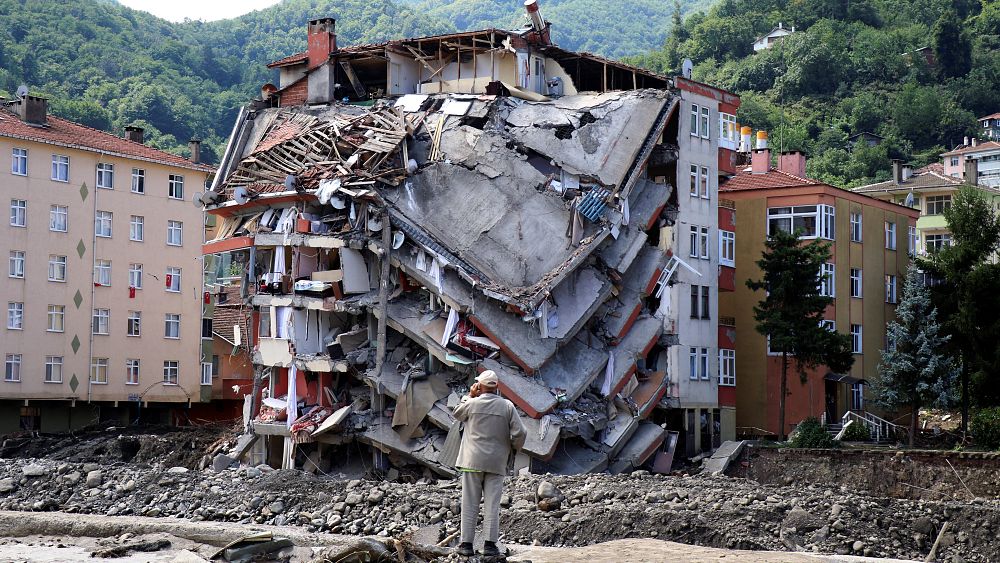 At least 70 people killed in floods and mudslides in Turkey - NewsOpener At least 70 people killed in floods and mudslides in Turkey