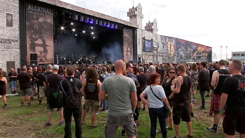 Large crowds attend festival thanks to COVID-19 safe tickets - NewsOpener Large crowds attend festival thanks to COVID-19 safe tickets