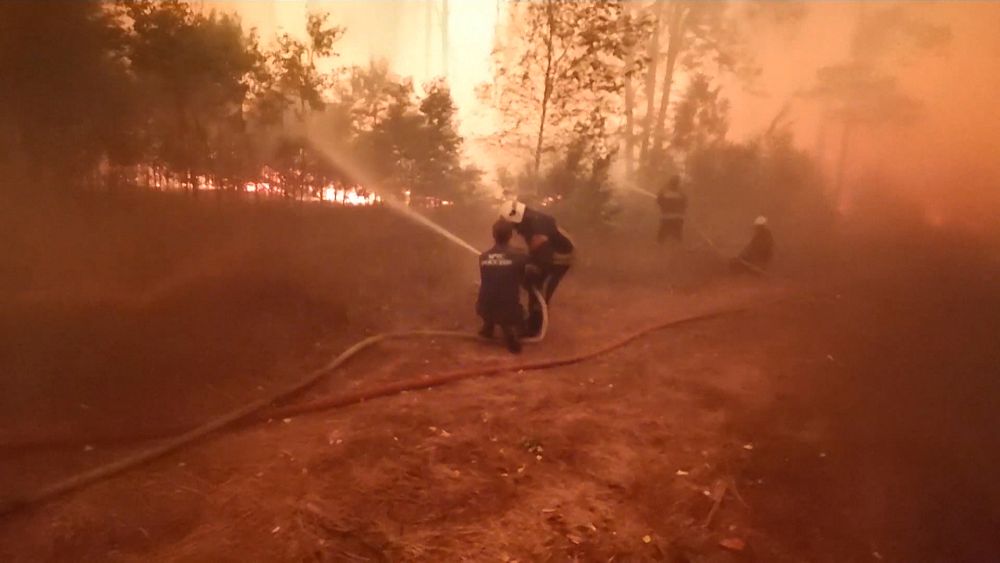 Russia: Firefighters trapped in fire manage to escape from forest. - NewsOpener Russia: Firefighters trapped in fire manage to escape from forest.