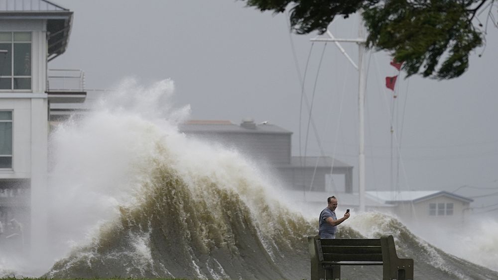 Hurricane Ida knocks out power in New Orleans, claims first life - NewsOpener Hurricane Ida knocks out power in New Orleans, claims first life