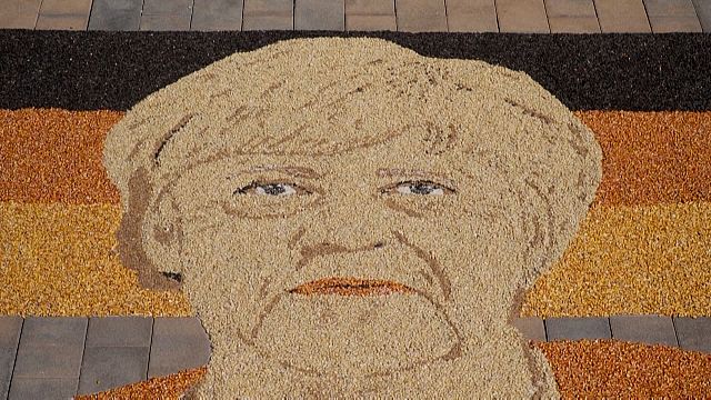 Kosovar artist makes Merkel mosaic from seeds