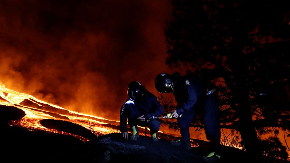 Lava from La Palma volcano reaches ocean, amid toxic gas fears - NewsOpener Lava from La Palma volcano reaches ocean, amid toxic gas fears