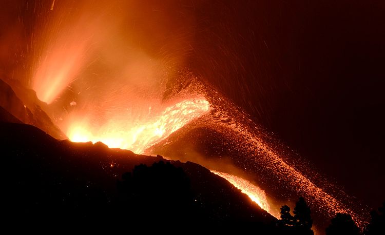 La Palma New Lava Streams After Volcano S Cone Collapses Euronews