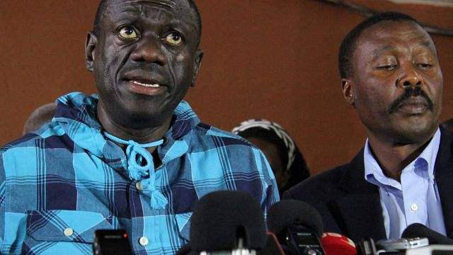 Ouganda : l'opposant Besigye de nouveau inculpé d'incitation à la violence