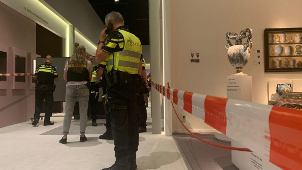 Dutch drama as suspected art fair robbery caught on camera - NewsOpener