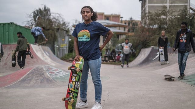 Ethiopie : les filles aussi font du skateboard et défient les préjugés