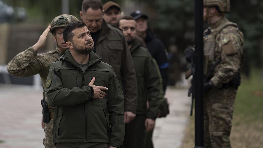 Ukraine war: Zelenskyy raises flag in recently recaptured Izium - NewsOpener