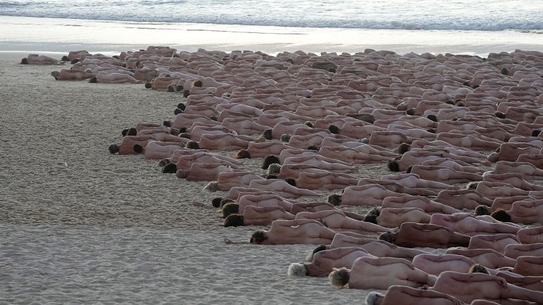 Australia Thousands Pose Nude For Spencer Tunick S Cancer Photo Shoot