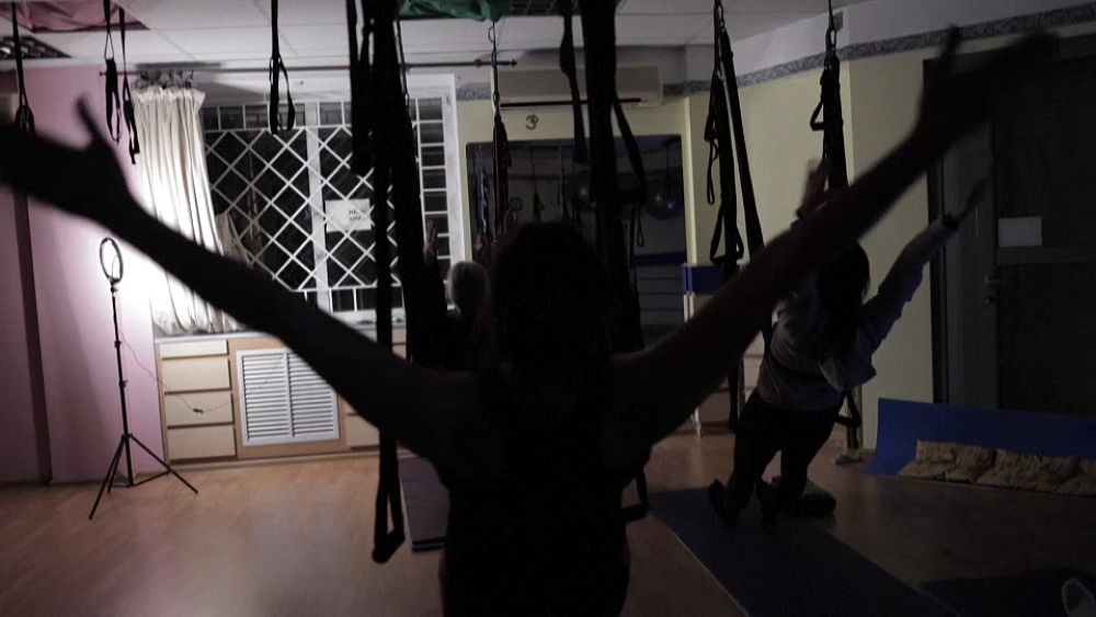 Video Ukraine S Yogis Breathe Through Wartime Blackouts Euronews