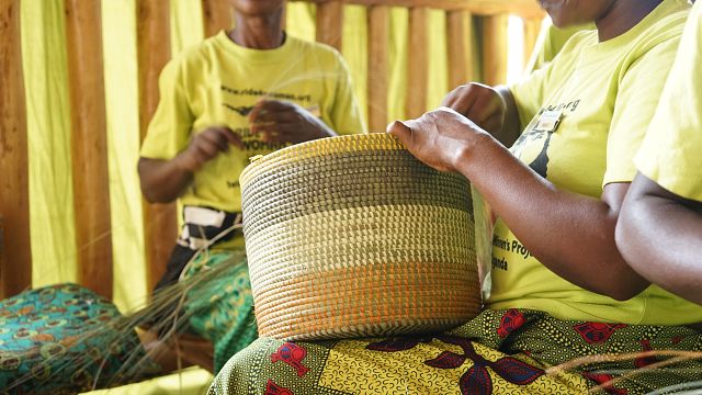 Ouganda : à Bwindi, le tissage de paniers une solution à  la misère des femmes