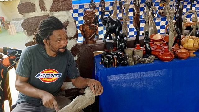 Congolese sculptors showcase their wood carving skills thumbnail