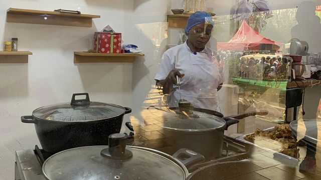 Une cheffe ghanéene manque de battre le record mondial du marathon culinaire