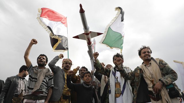 Les Houthis tirent un missile contre un navire sous pavillon libérien