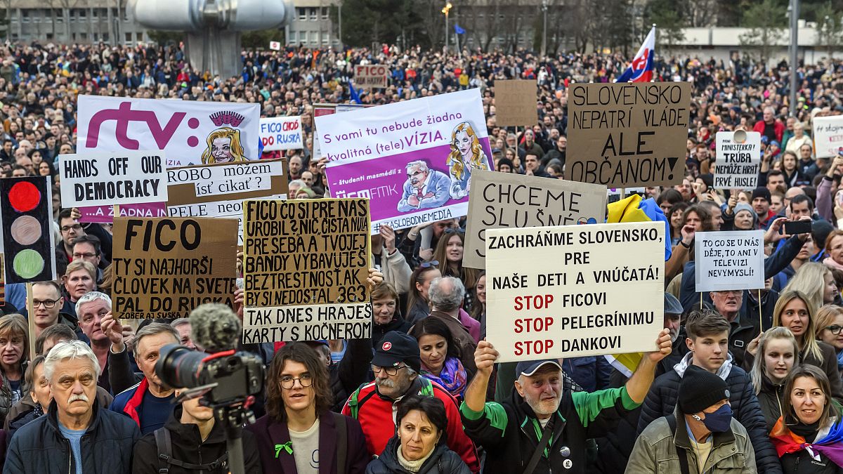 Bratislava sees thousands protest overhaul of national broadcaster thumbnail