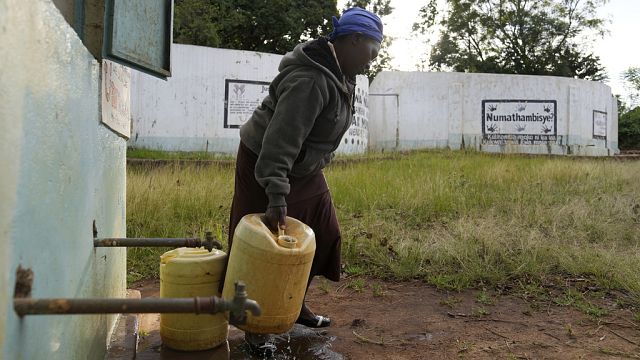 Kenya : des villageois utilisent un rocher pour capter et stocker de l'eau