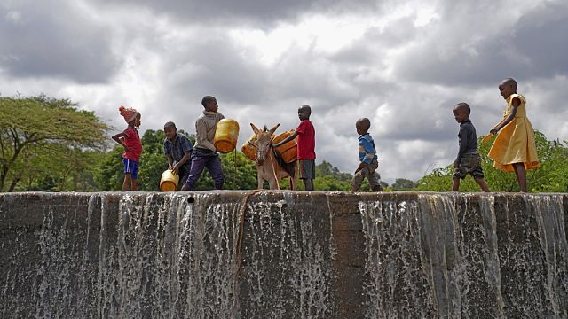 Kenya : à Makueni, un rocher pour capter et stocker l'eau de pluie