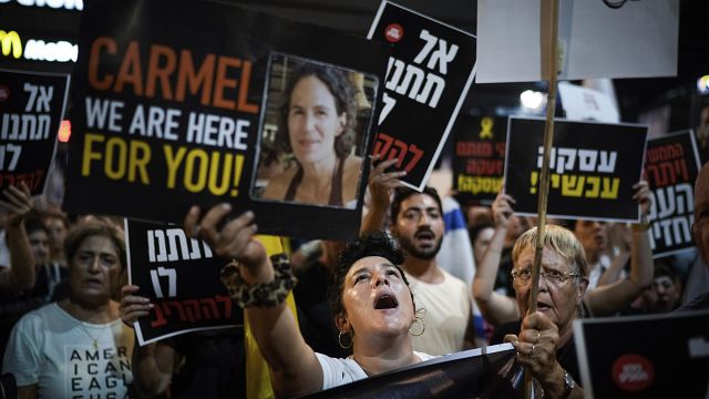 Heartbroken relatives of hostages protest against Netanyahu's failure to secure deal thumbnail