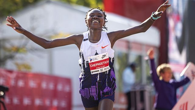 Chicago marathon: Ruth Chepngetich shatters world record time thumbnail