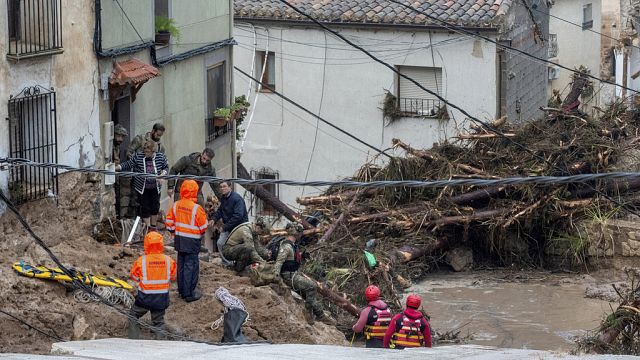 Spain deploys more troops to assist in search and orderly-up operations thumbnail