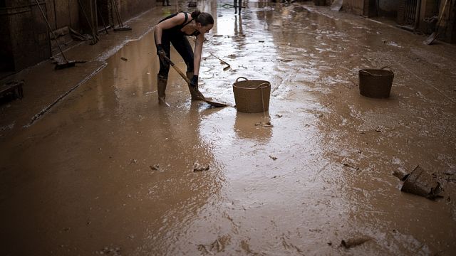 Search for survivors continues in the wake of deadly floods in eastern Spain thumbnail