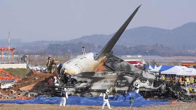 South Koreans mourn 179 people who died in plane crash