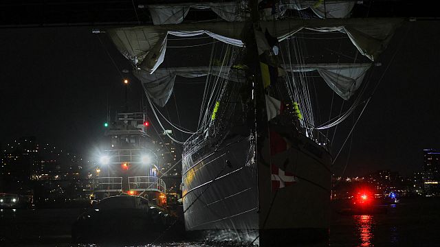 Mexican tall ship strikes Brooklyn Bridge, killing 2 crew members thumbnail