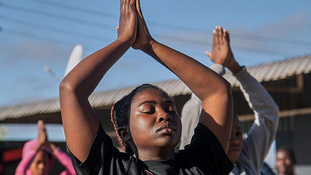 Au Zimbabwe, le yoga apporte un souffle de paix dans les townships