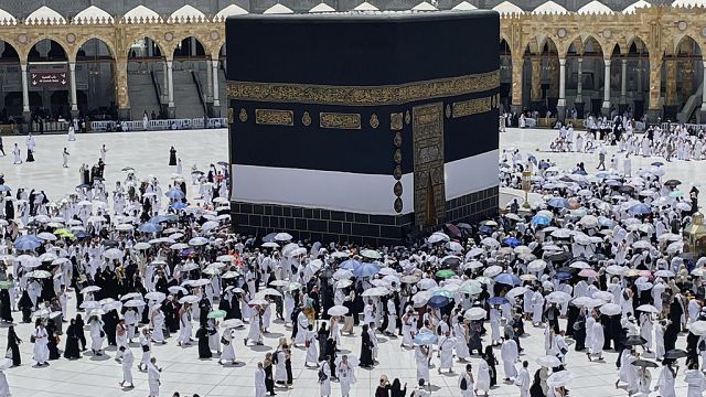 Kaaba’s sacred cover replaced ahead of islamic new year thumbnail
