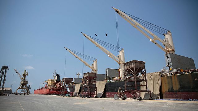 Israel bombs Houthi targets in Yemen, rebels respond with missile attack thumbnail