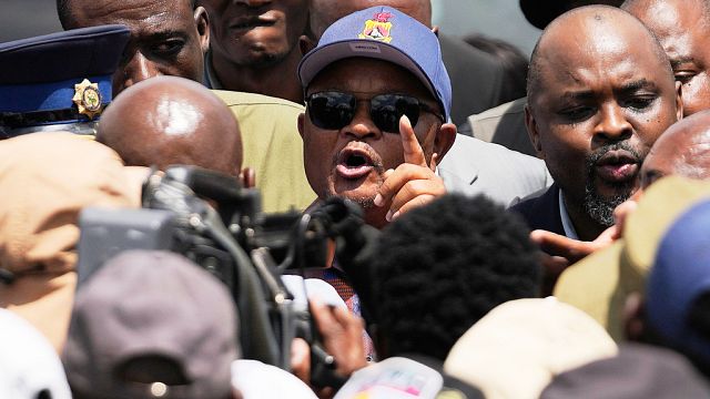 Top South African official accuses police minister of colluding with crime syndicates thumbnail