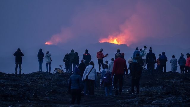 Turisti so opazovali ohlajajočo se lavo na Islandiji, saj se je vulkanska aktivnost umirila
