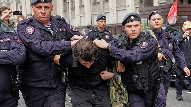 Contemporary law to punish Russians who search online for 'extremist' content thumbnail