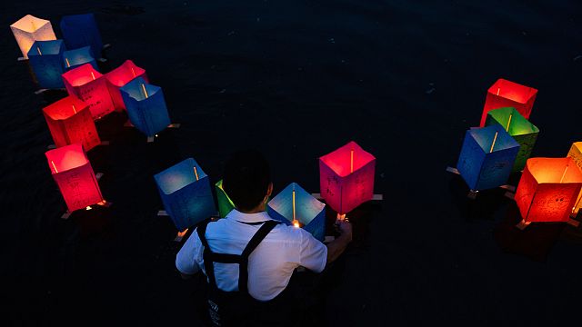 Hiroshima : un lâcher de lanternes en hommage aux victimes de la bombe atomique