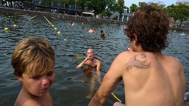 Zaradi vročinskega vala se povečuje priljubljenost divjega plavanja v Amsterdamu
